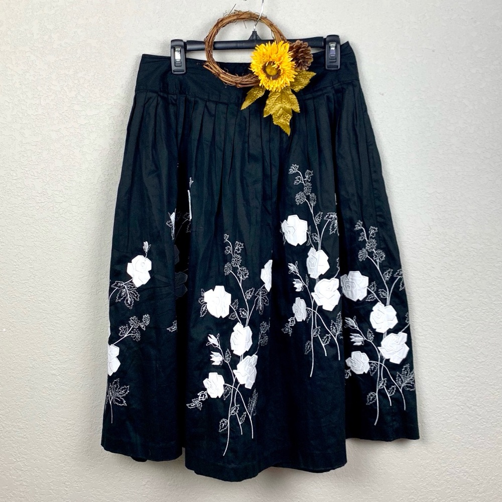 Willi Smith Skirt w/White Embroidered Flowers
